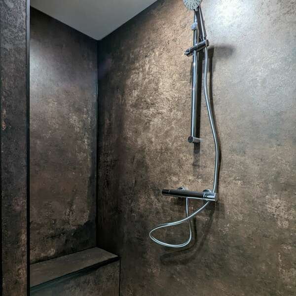 Remplacement d'une douche à Basse-Goulaine — panneaux muraux effet métal, banc intégré et colonne de douche