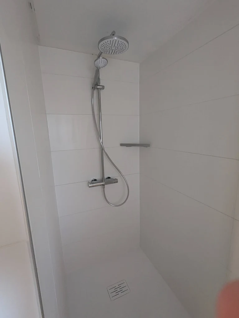 Rénovation d'une douche à La Haie-Fouassière — faïence grand format blanche, receveur sur mesure et colonne de douche