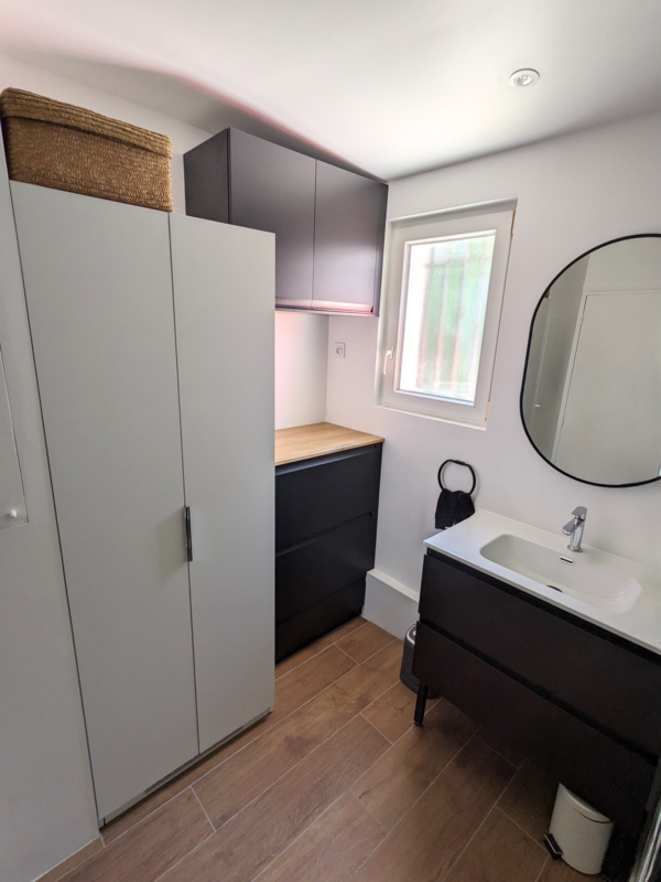 Rénovation de salle de bain clé en main à Nantes — meuble vasque, miroir rond et armoire