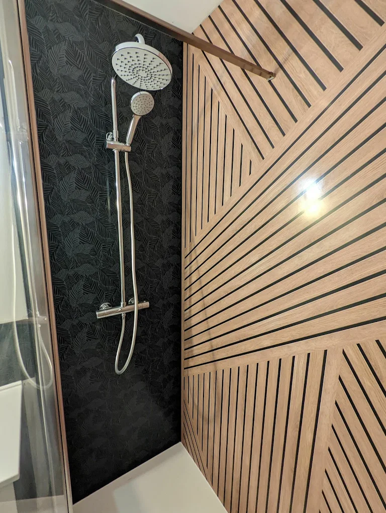 Rénovation salle de bain à Saint-Sébastien-sur-Loire — douche avec panneaux muraux et colonne de douche