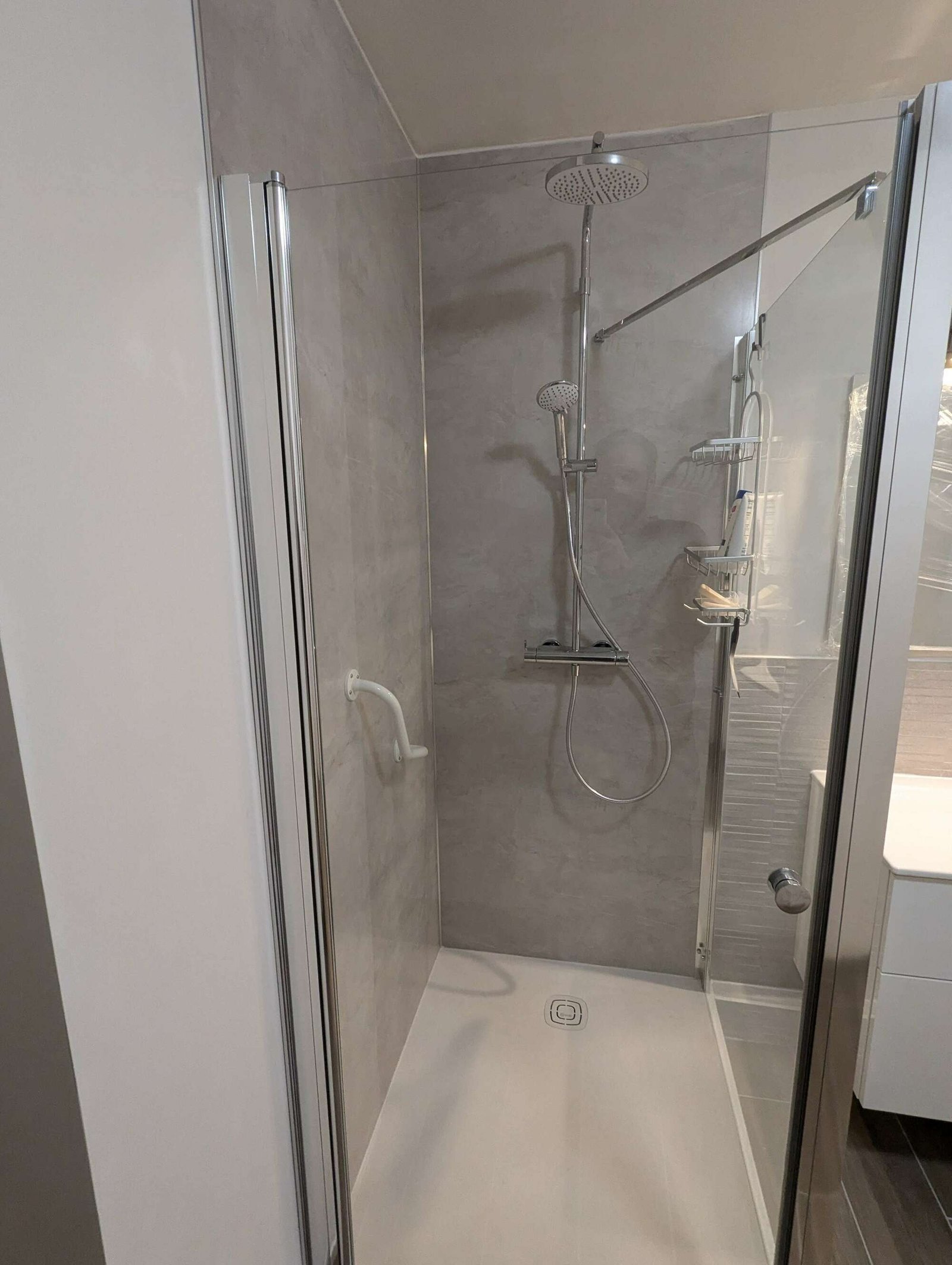 Douche sécurisée aux Sorinières — panneaux muraux effet béton, barre de maintien et colonne de douche