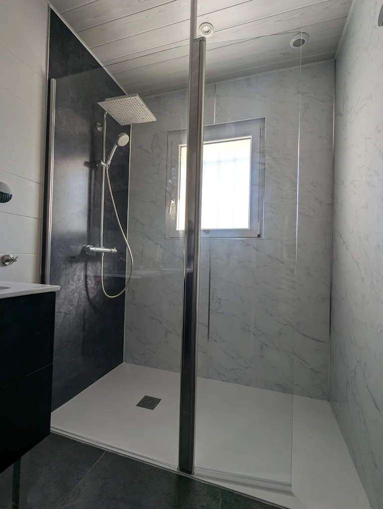 Douche existante remplacée — faïence marbre, paroi vitrée chromée et colonne thermostatique