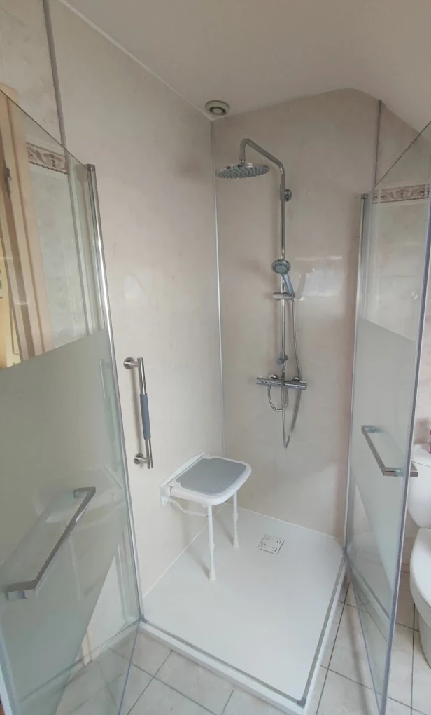 Douche sécurisée installée à Nantes — siège rabattable et barre d'appui