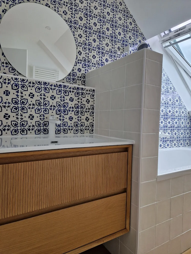 Salle de bain rénovée à Nantes — meuble vasque bois et faïence bleue